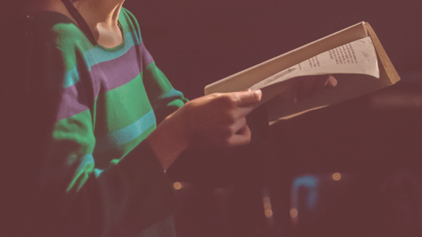 Mulher segura roteiro para leitura