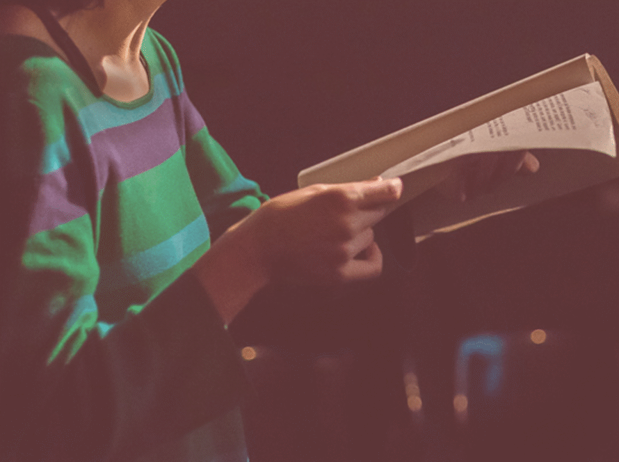 Mulher segura roteiro para leitura