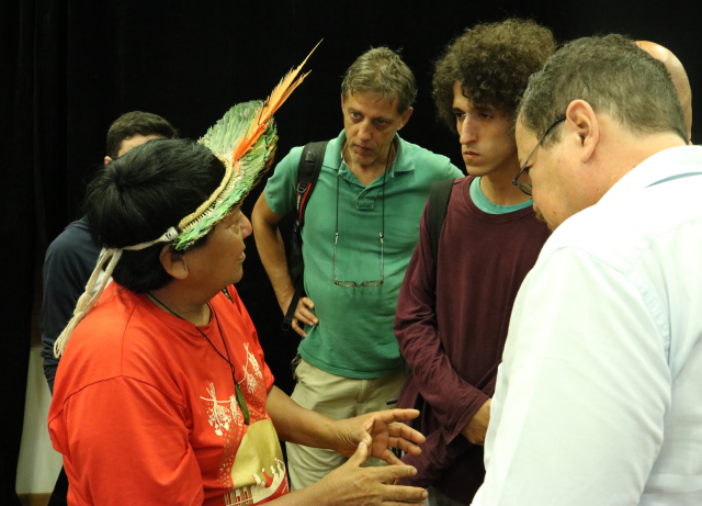 Davi Kopenawa em conversa com aprendizes e coordenadores da SP Escola de Teatro. Foto: Bruno Galvíncio/SP Escola de Teatro