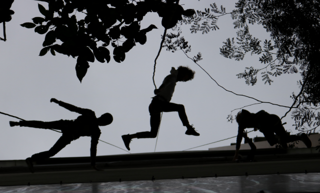 Curso de extensão 'Dança Vertical', orientado pela Cia. Base. (Foto: Bruno Galvincio/SP Escola de Teatro)