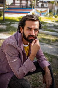 O ator Leandro Fazolla, que faz os Cadernos Cênicos no YouTube, é um dos 12 comunicadores da Mostra Aldir Blanc na SP Escola de Teatro - Foto: Higor Nery
