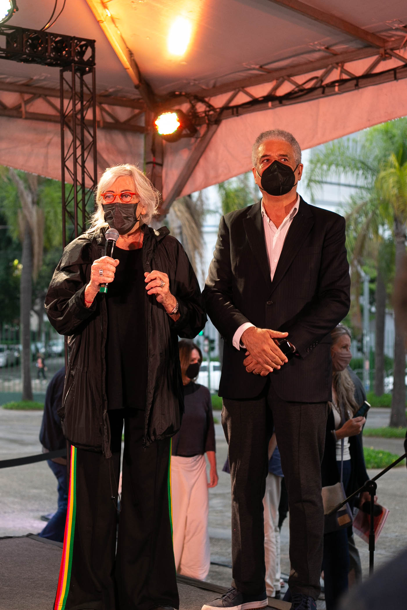 A artista Maria Bonomi e o presidente do Memorial da América Latina, Jorge Damião - Foto: Rafa Marques/Adaap