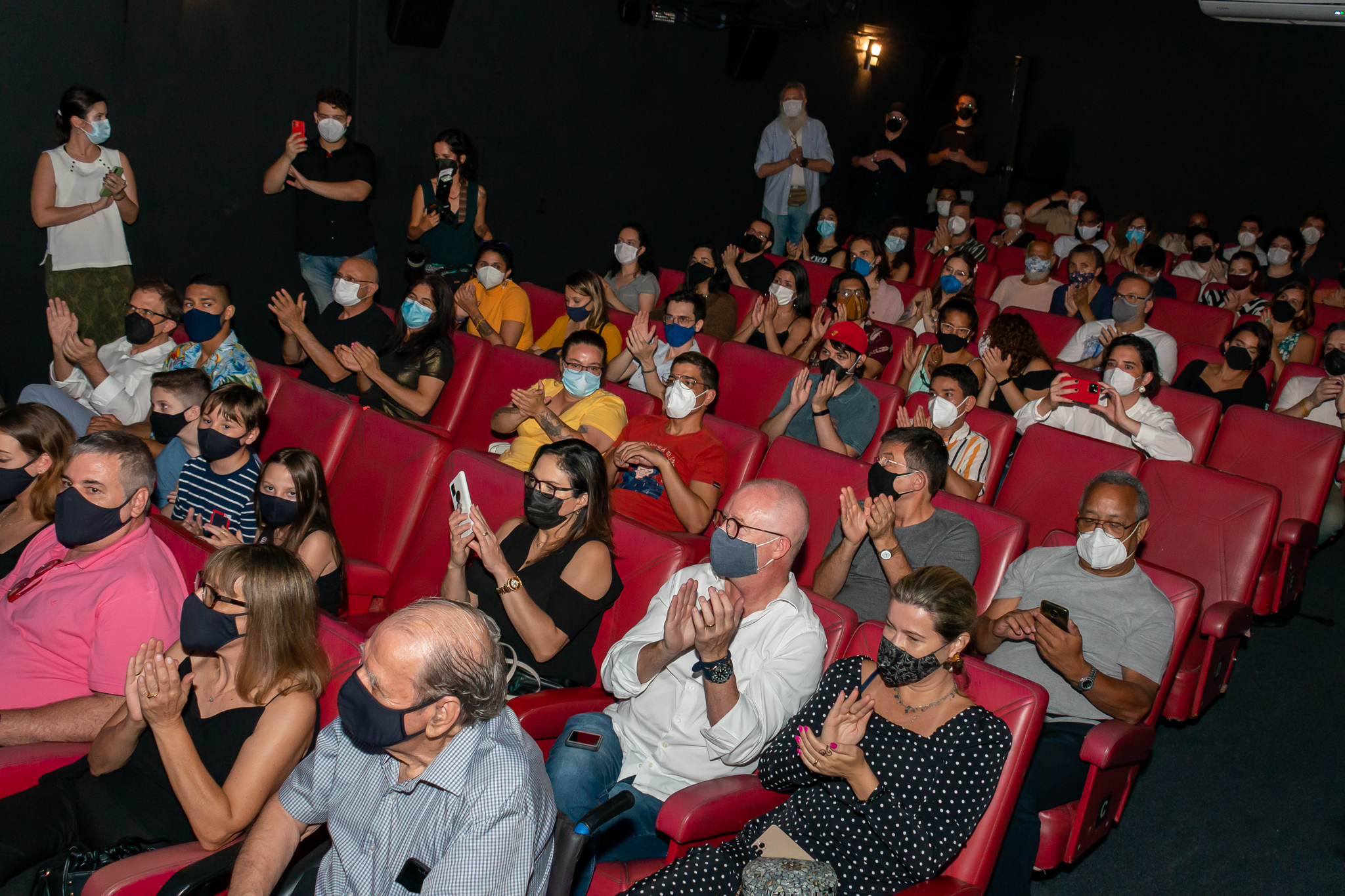 Público na reabertura do Cine Bijou Imagem por: André Stefano 