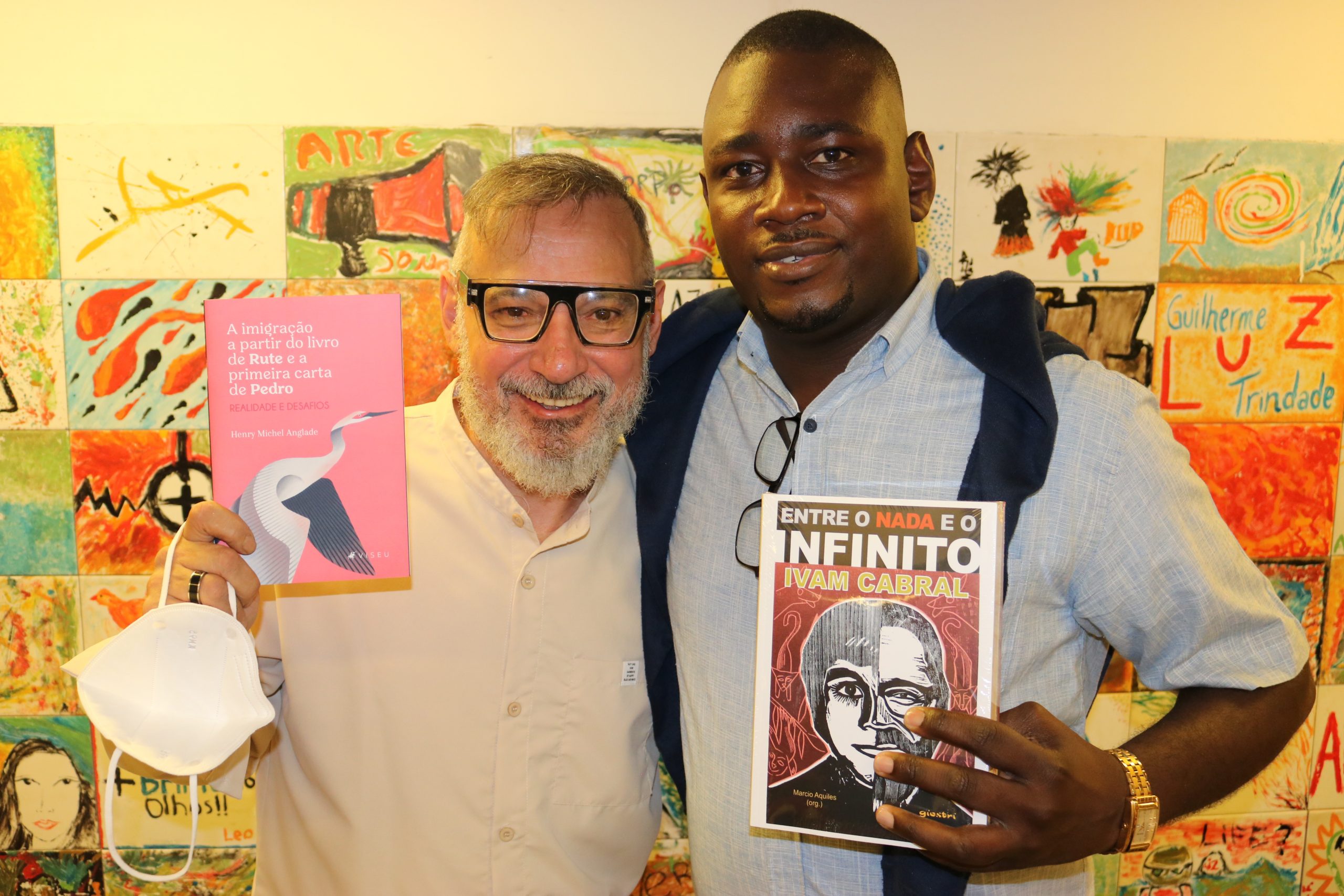 Ivam Cabral recebe dezenas de amigos e fãs em lançamento na capital paulista de Entre o Nada e o Infinito, seu 21º livro