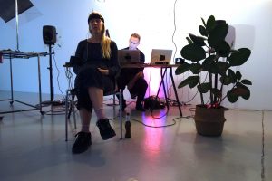 Performance "Duet With a Dying Plant", na Kunstlerhaus Bremen, em outubro de 2022.