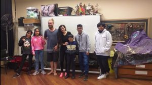 Estudante da SP Escola de Teatro e crianças e adolescentes bolivianos da região da sede Brás em atividades artísticas