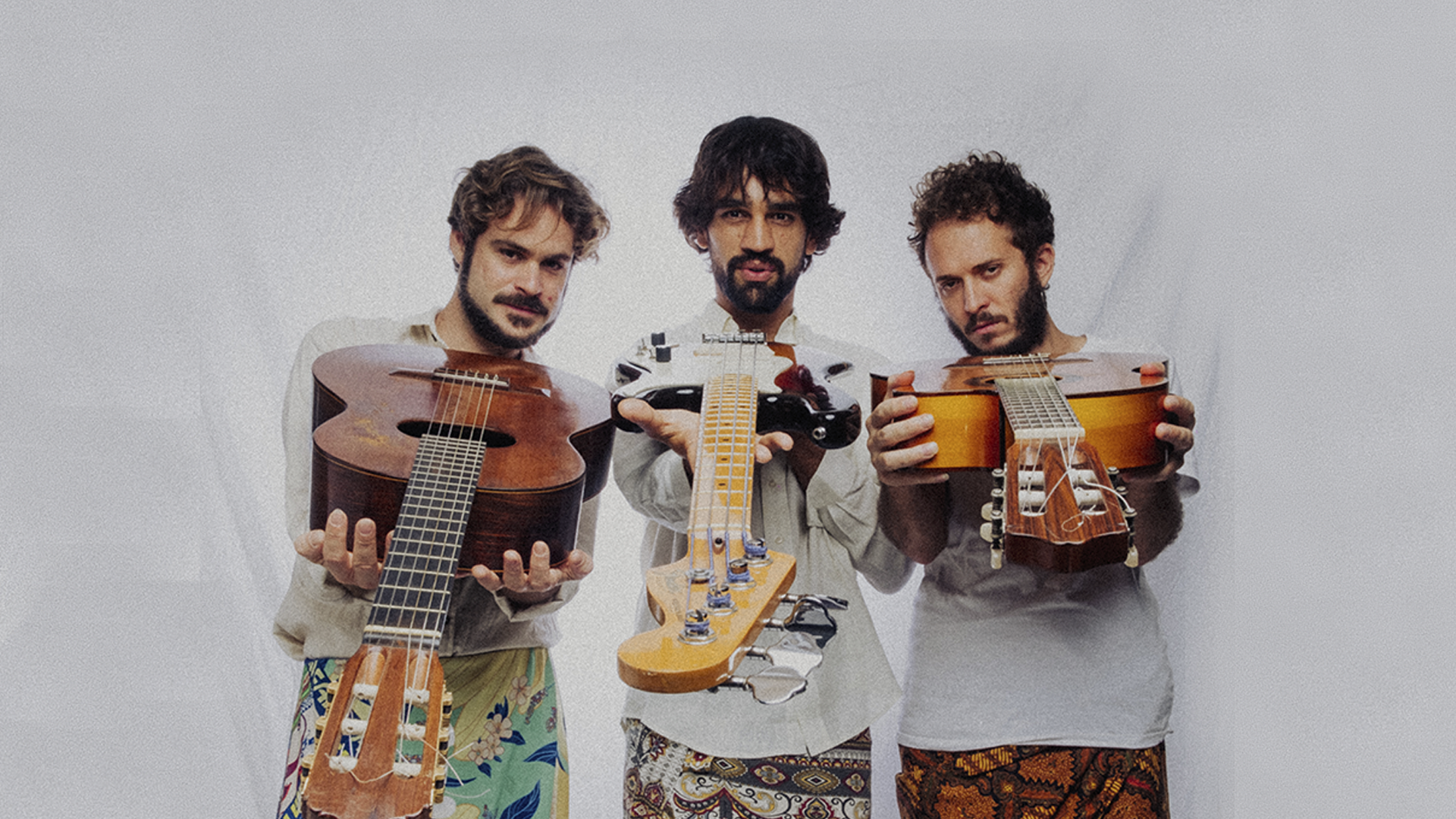 Nanan, Gustavito e Luizga posam com seus instrumentos em foto de divulgação do álbum "Destino do Clã"