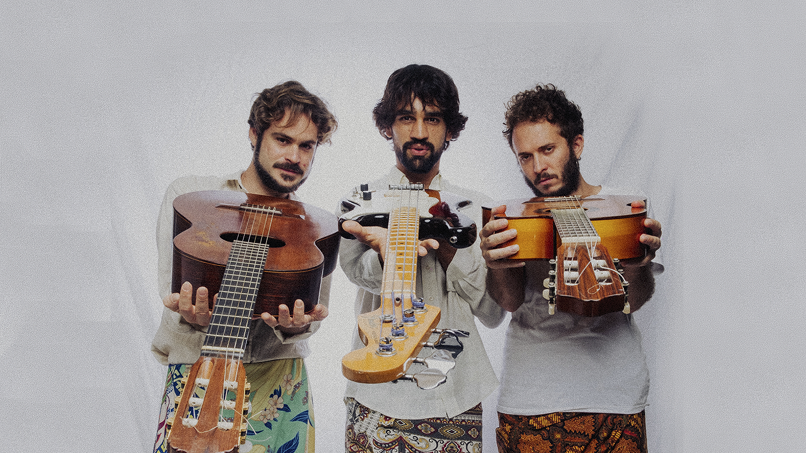 Nanan, Gustavito e Luizga posam com seus instrumentos em foto de divulgação do álbum "Destino do Clã"