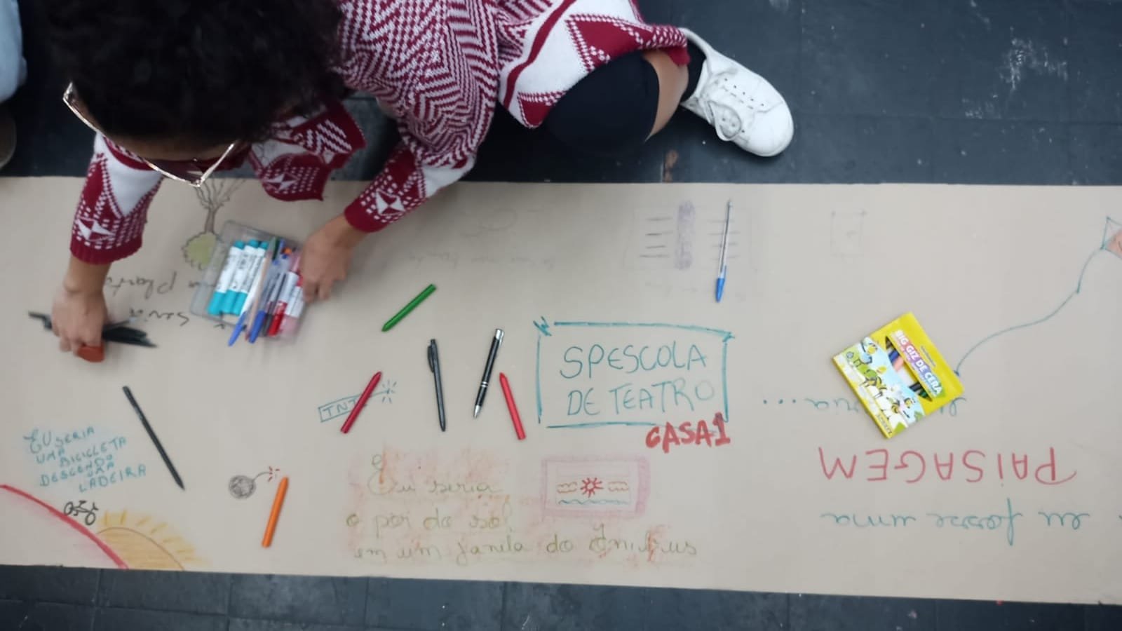 Painel desenhado na oficina de Jogos Teatrais realizada pelas estudantes da SP Escola de Teatro com os jovens da Casa 1