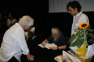Ione de Medeiros autografando livro no lançamento do livro "Oficcina Multimédia - 45 anos"