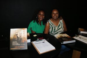 Nadege Mondestin e Mônica Madureiro no lançamento do livro "Oficcina Multimédia - 45 anos"