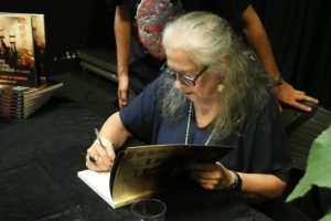 Ione de Medeiros autografando livro no lançamento do livro "Oficcina Multimédia - 45 anos"