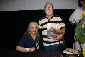 Ione de Medeiros e Vinício Angelici no lançamento do livro "Oficcina Multimédia - 45 anos"