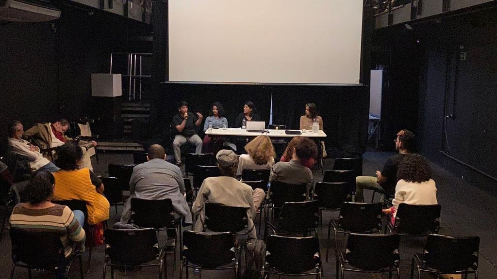 Foto colorida mostrando a mesa de debate do evento " Território Siará" na sede Roosevelt 