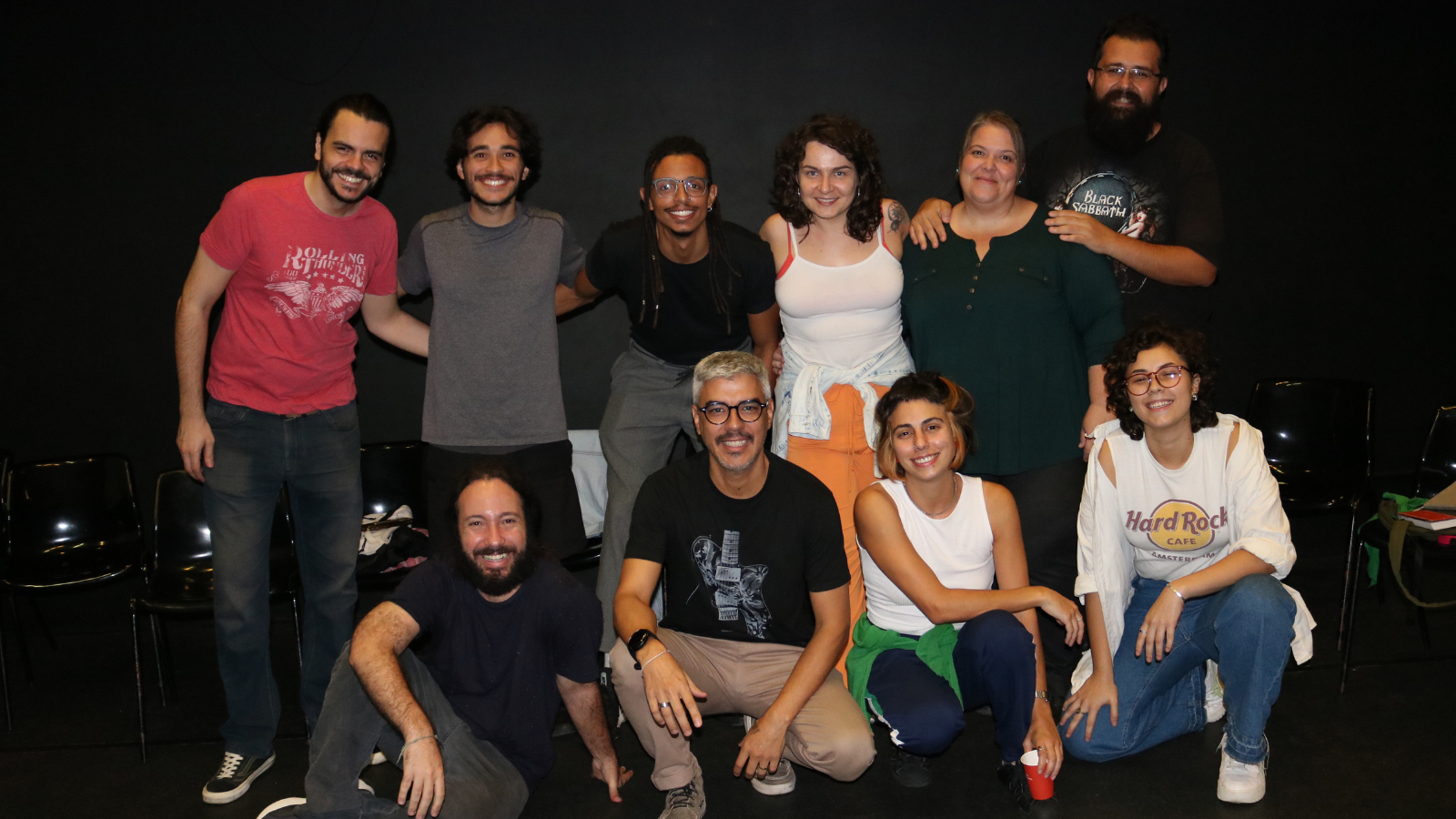 Foto colorida com Bob Sousa e os nove estudantes do curso "O Lugar da Fotografia na Cena Teatral Paulistana"