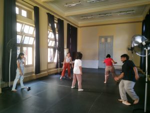 Crianças bolivianas em atividade oferecida na sede Brás da SP Escola de Teatro