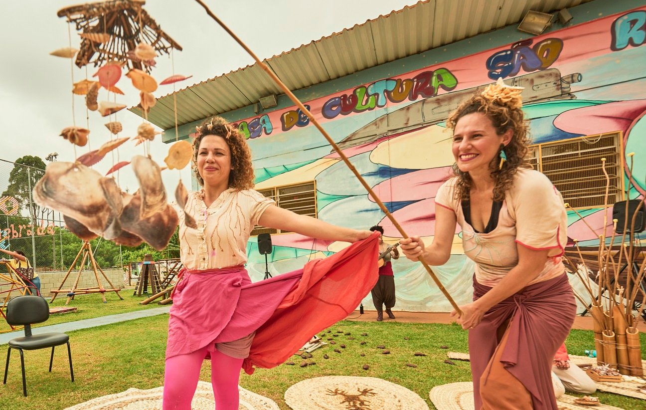 Duas mulheres ao ar livre, em cena da peça "Revoada"