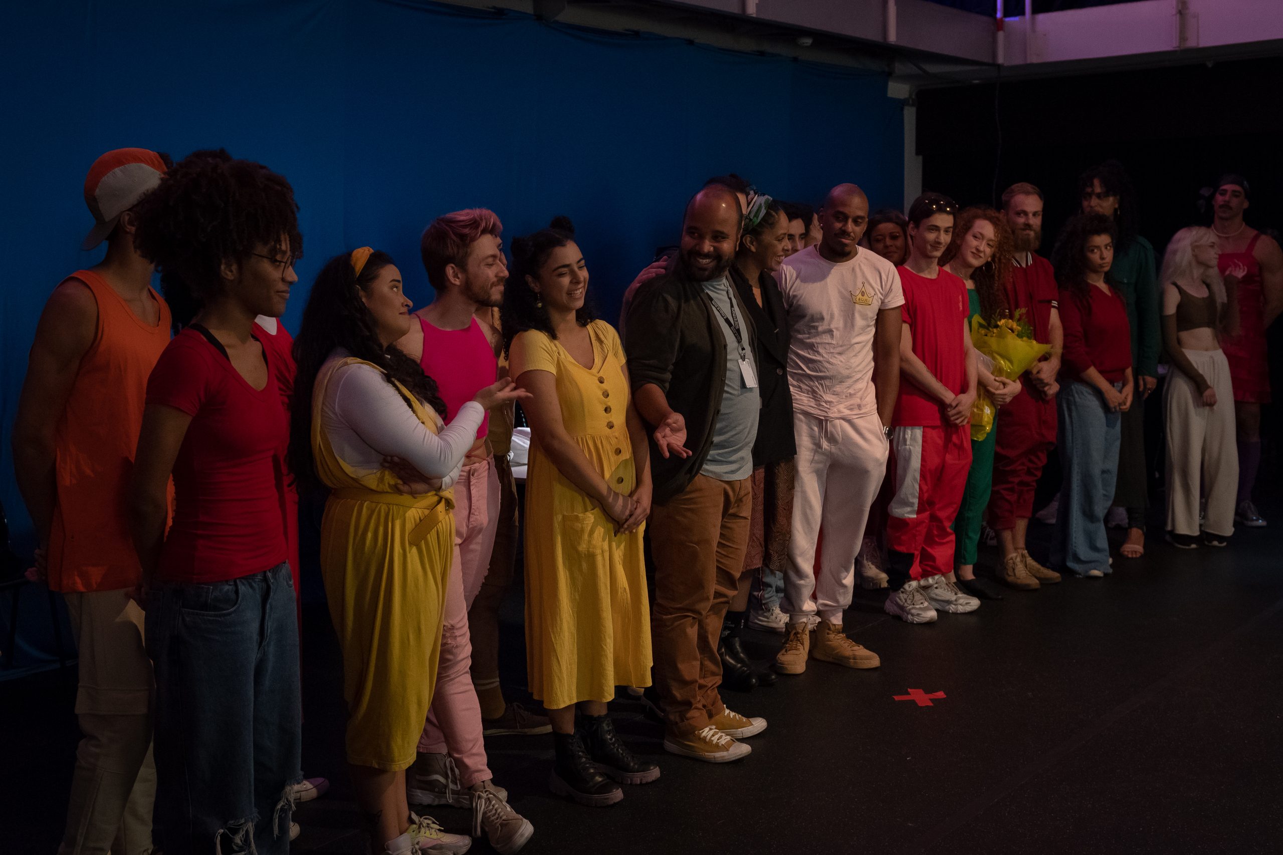 Fotografia colorida mostrando os integrantes do curso de extensão cultural de "Teatro Musical" com Miguel Arcanjo, coordenador da Extensão Cultural, e Gui Leal, artista e orientador do curso