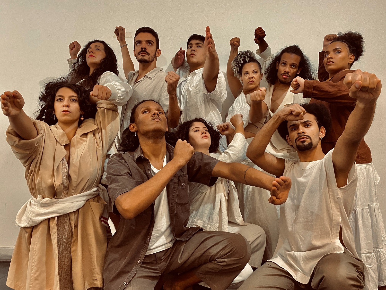 Imagem colorida com atores em posição cênica, integrantes do Coletivo de Galochas