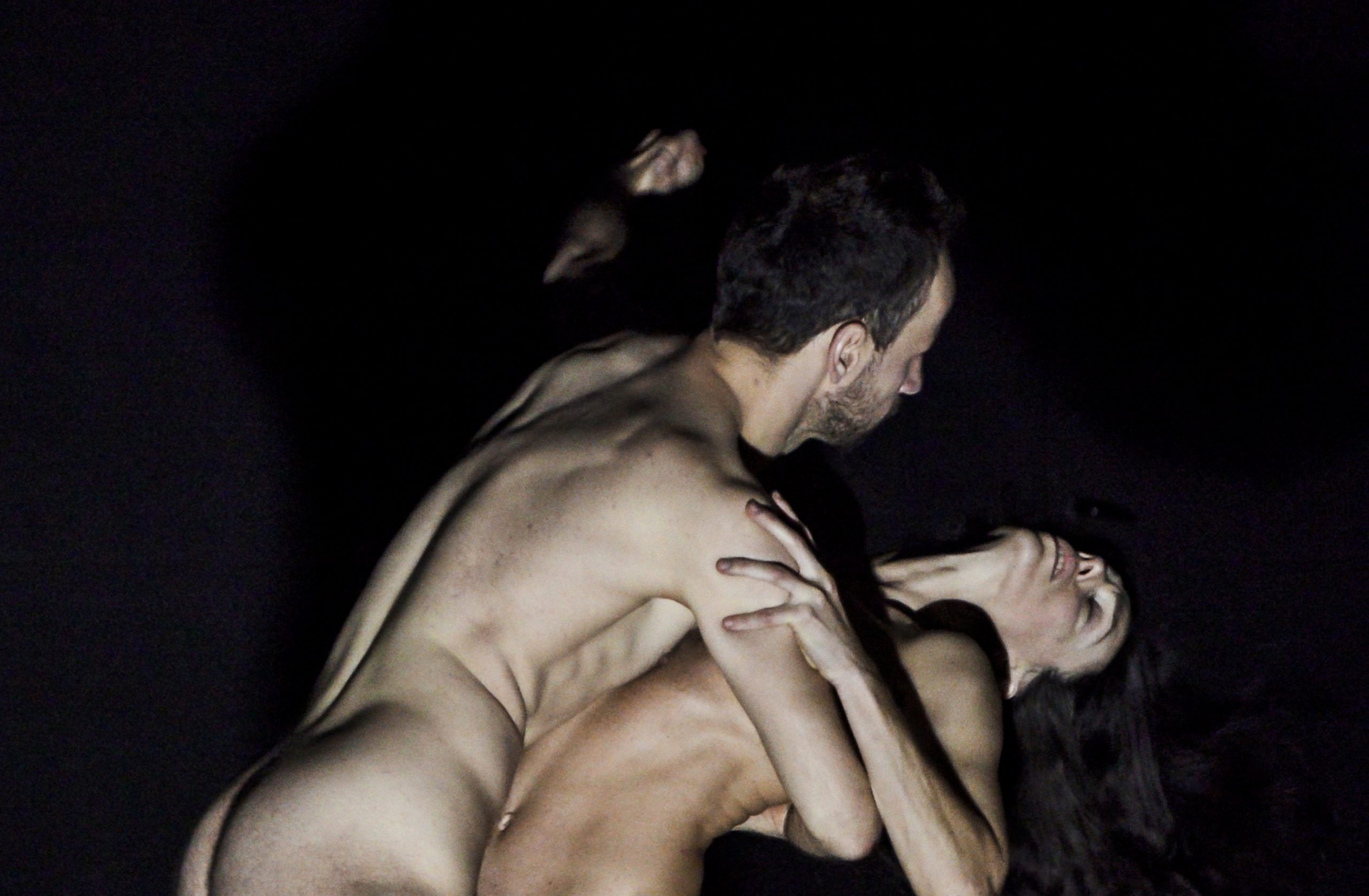 Cena de "An Eve and an Adam - Uma dupla coreográfica algo nua", da companhia Granhøj Dans, da Dinamarca, em trabalho de 2023.
