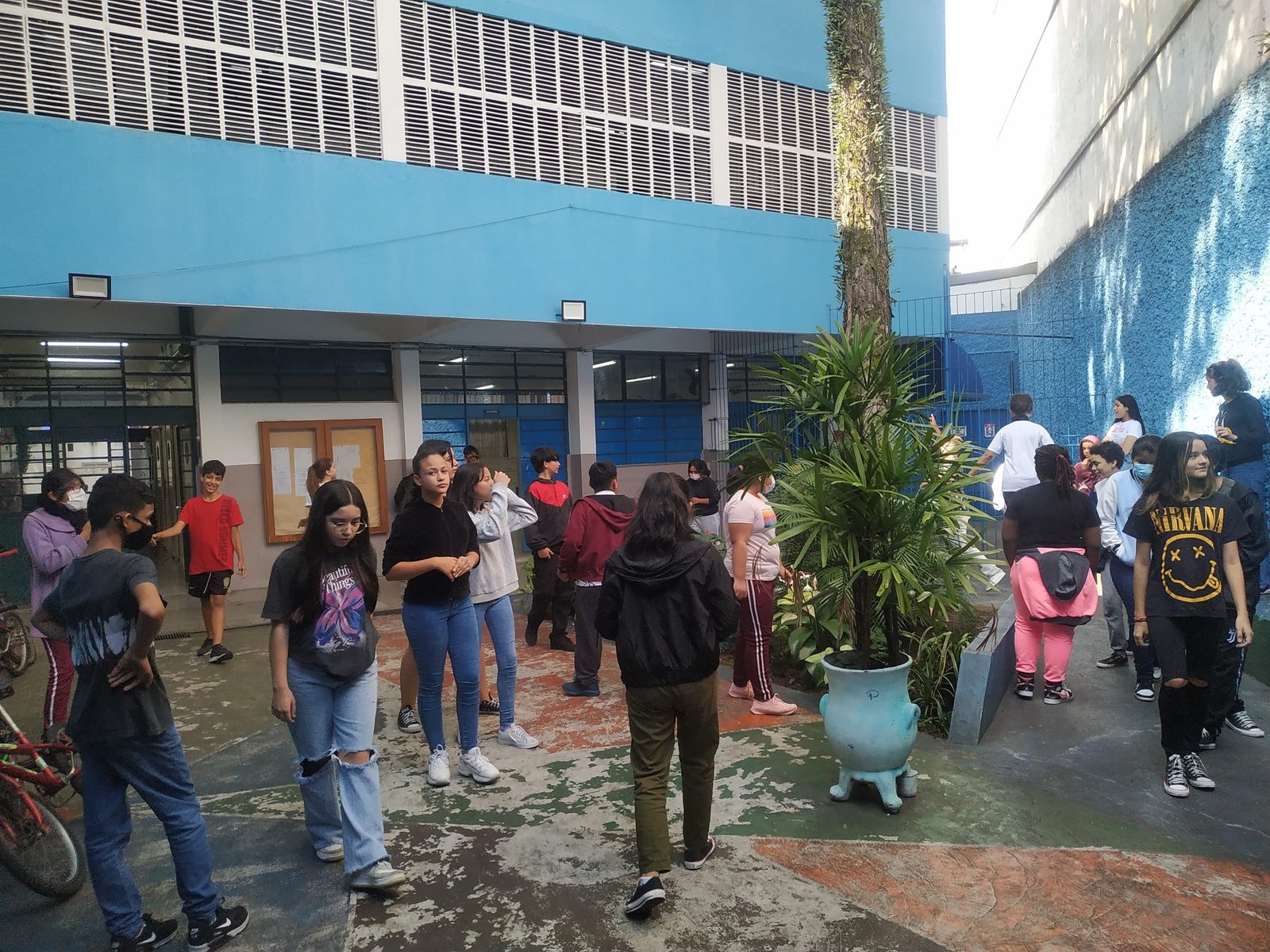 Fotografia colorida mostrando estudantes da E.E. Eduardo Prado em oficina de jogos teatrais