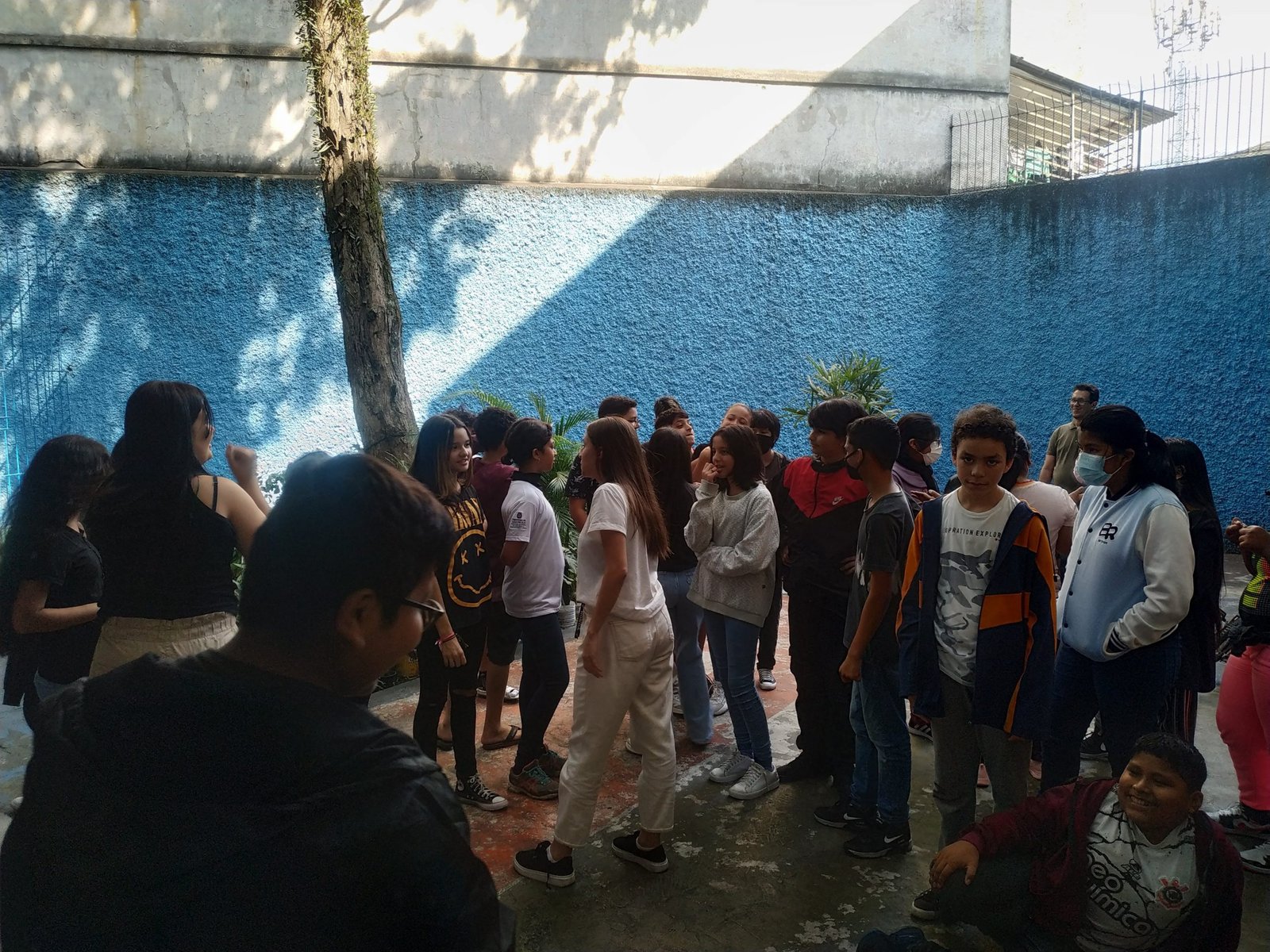 Fotografia colorida mostrando estudantes da E.E. Eduardo Prado em oficina de jogos teatrais