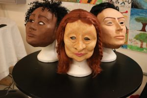 Fotografia colorida mostrando três máscaras teatrais