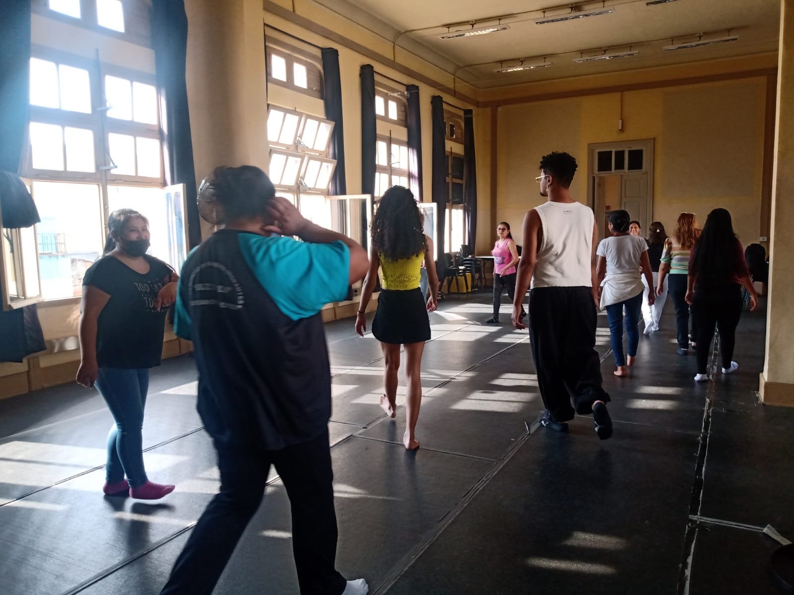 Fotografia colorida mostrando os participantes da oficina de técnicas de teatro realizadas na sede Brás em parceria com a Amilv