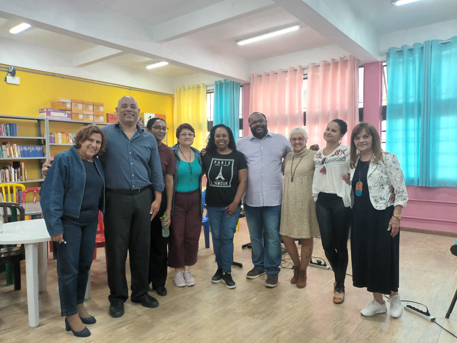 Fotografia colorida de Monica Madureiro com os professores da UNIFAI e as professora da E.E. Eduardo Prado