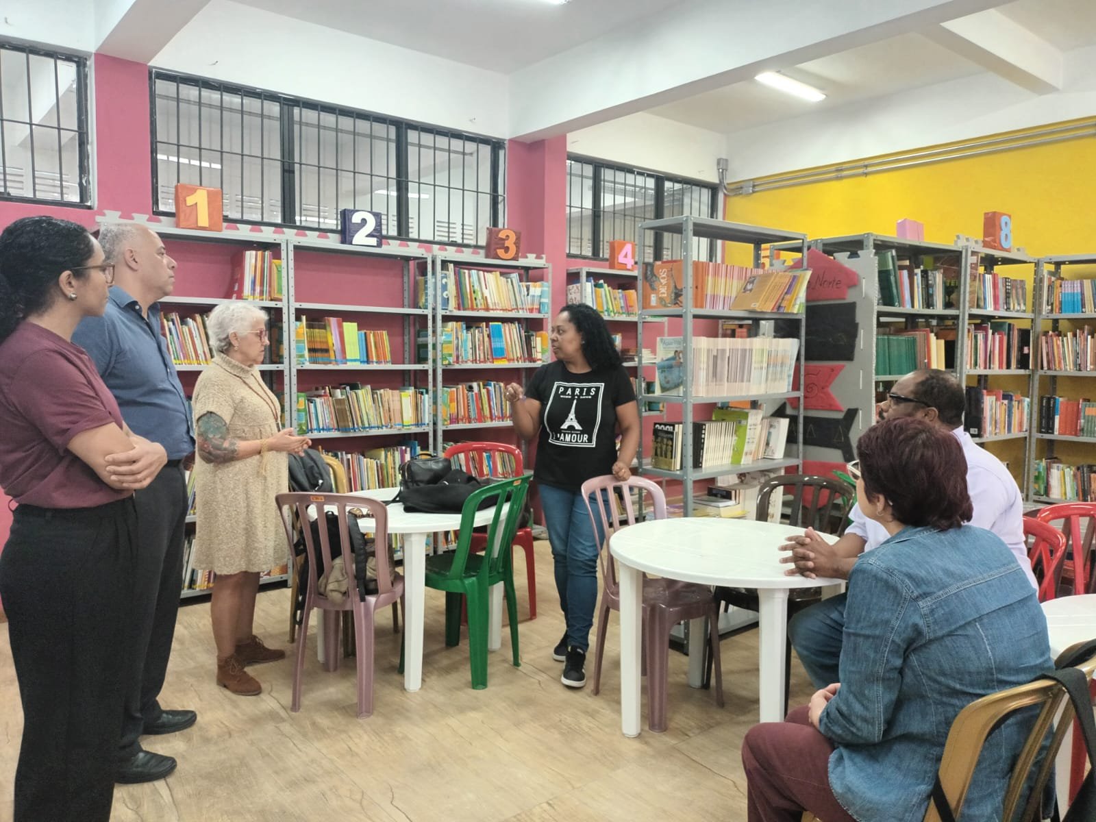 Fotografia colorida de Monica Madureiro com os professores da UNIFAI