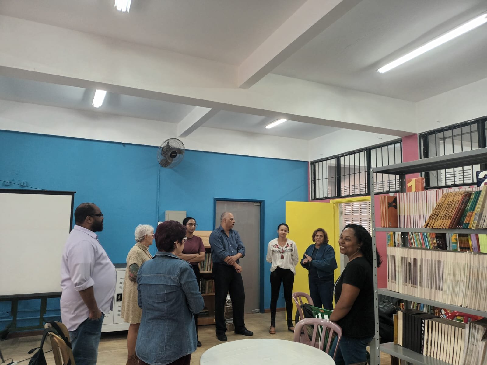 Fotografia colorida de Monica Madureiro com os professores da UNIFAI e as professora da E.E. Eduardo Prado