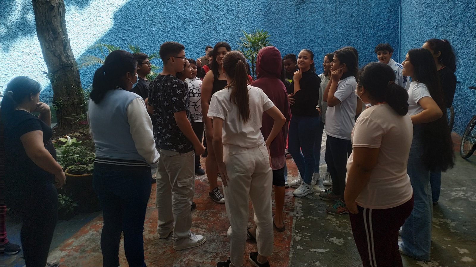 Fotografia colorida mostrando os estudantes da E.E. Eduardo Prado em oficina de jogos teatrais