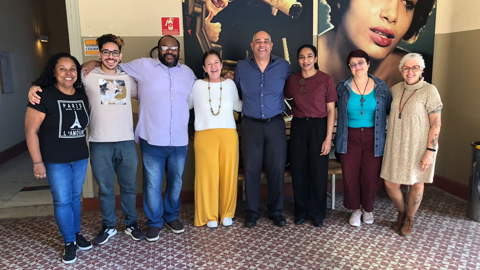 Fotografia colorida mostra Monica, João e Dione com professores do curso de Biblioteconomia da UNIFAI