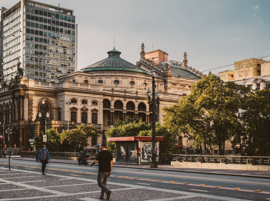 Fotografia colorida da lateral do Theatro Municipal de São Paulo