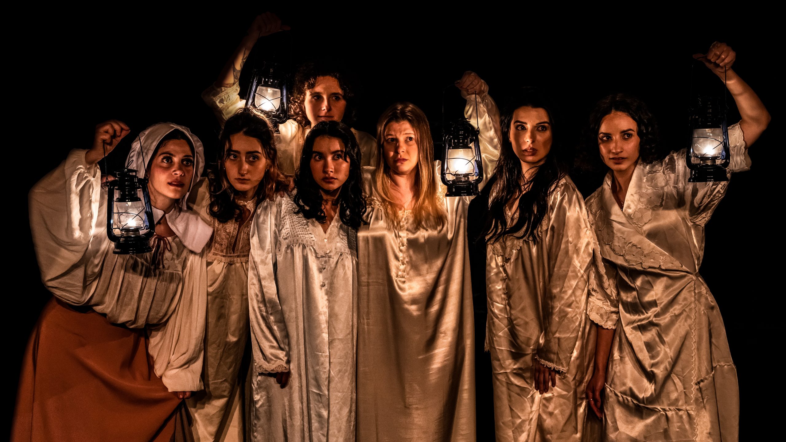 Imagem colorida de mulheres atrizes na peça As Bruxas de Salém