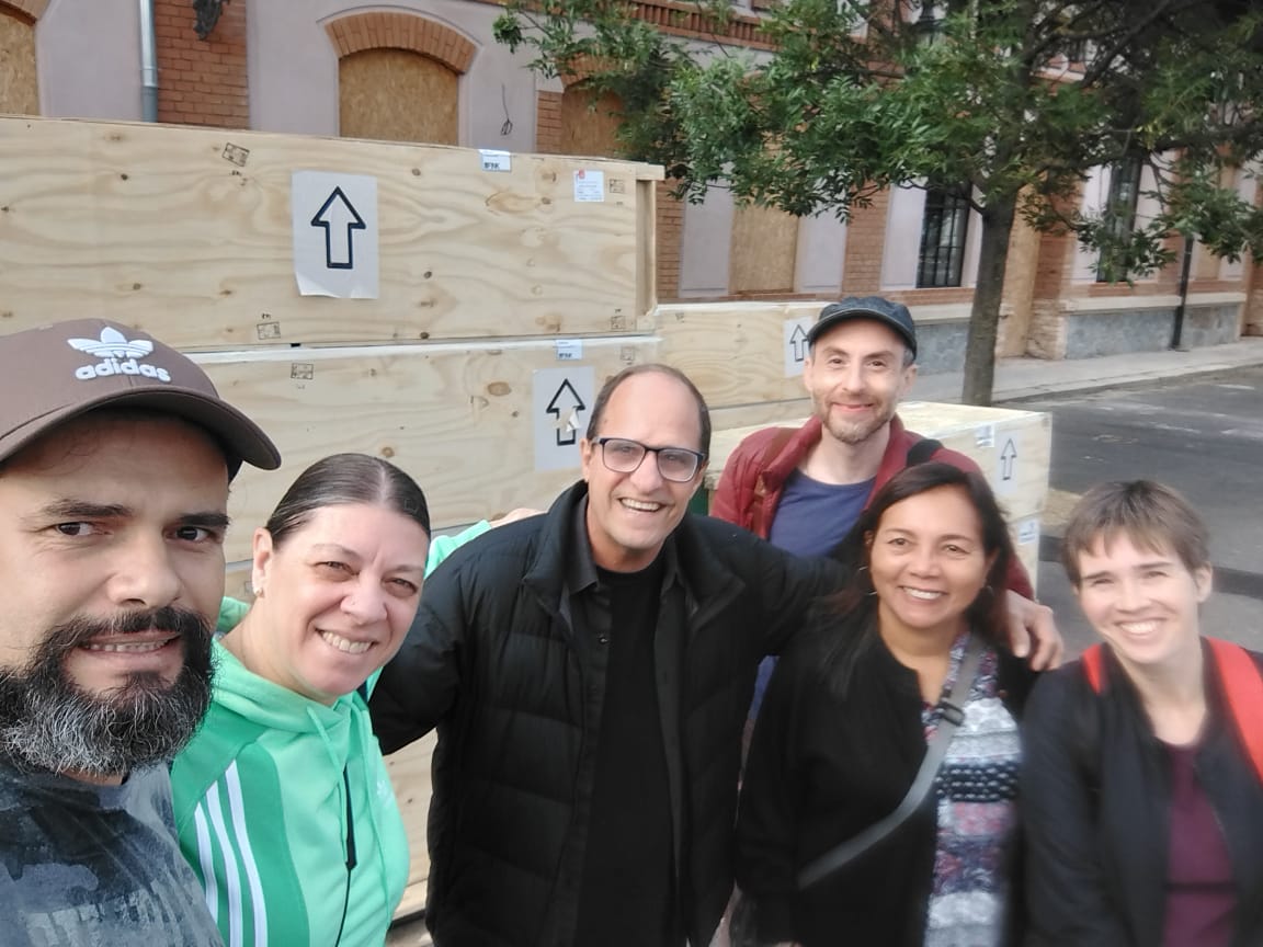 Grupo brasileiro com membros da SP Escola de Teatro: montagem e preparativos na Quadrienal de Praga 2023. 