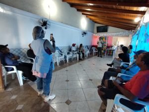 Fotografia colorida dos estudantes da SP Escola de Teatro na atividade de contrapartida no Centro de Acolhida Especial para Idosos do Brás