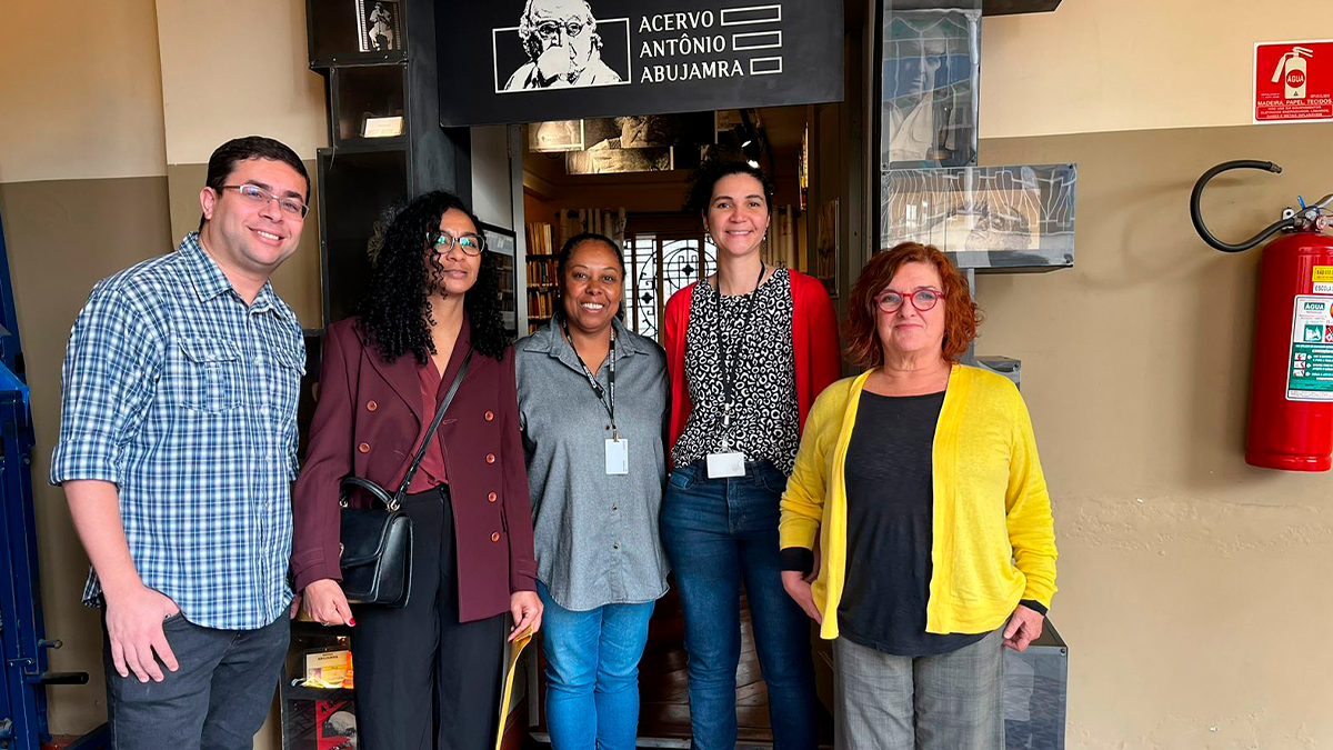 Fotografia colorida de Beth Lopes e Monica Madureiro com a visita do Arquivo Público do Estado na sede Brás