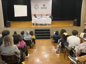 Fotografia colorida do evento formativo "Letramento Racial" no auditório da sede Brás da SP Escola de Teatro