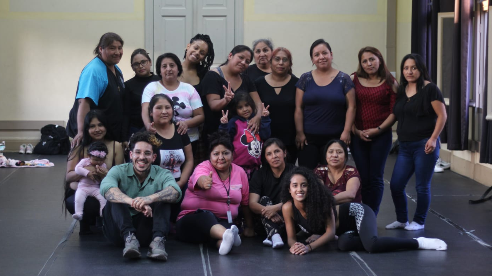 Fotografia colorida dos participantes da oficina com as mulheres da Amilv