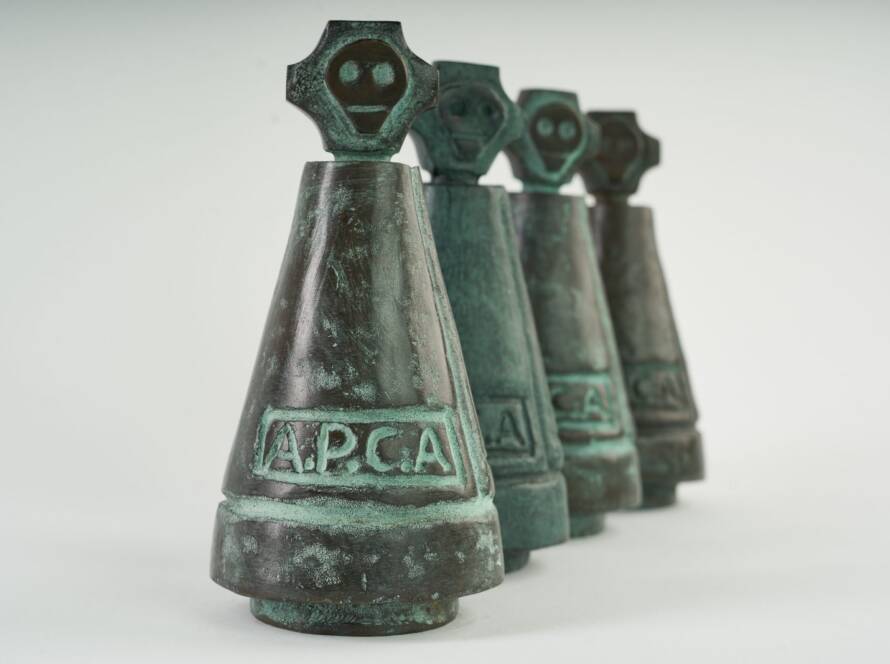 Imagem colorida dos troféus do prêmio APCA