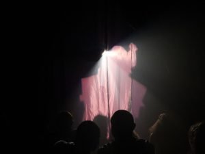 Fotografia de grupo de jovens da Fundação CASA assistindo experimento cênico