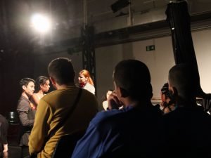 Fotografia de grupo de jovens da Fundação CASA assistindo experimento cênico