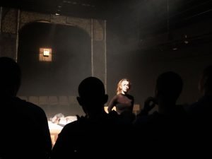 Fotografia de grupo de jovens da Fundação CASA assistindo experimento cênico