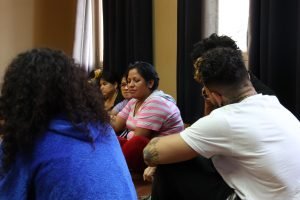 Fotografia colorida das mulheres imigrantes na oficina do Programa Oportunidades em parceira com a Amilv