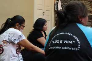 Fotografia colorida das mulheres imigrantes na oficina do Programa Oportunidades em parceira com a Amilv