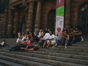 Fotografia colorida de estudante da sp em performance itinerante