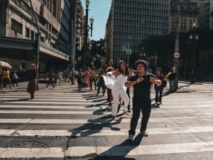 Fotografia colorida de estudante da sp em performance itinerante