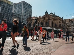 Fotografia colorida de estudante da sp em performance itinerante