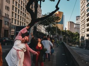 Fotografia colorida de estudante da sp em performance itinerante